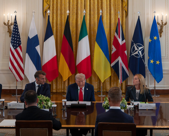 ماكرون يتحايل على أزمات الداخل بأداء دور الوسيط الدولي