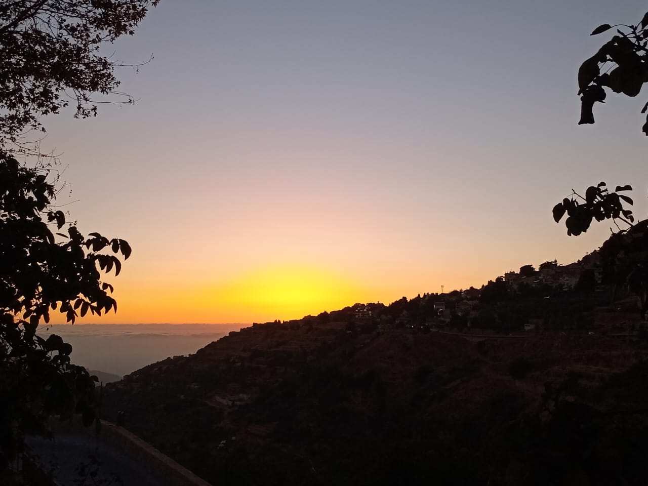 صورة توضيحية للمقال: شمس الغروب المبدعة