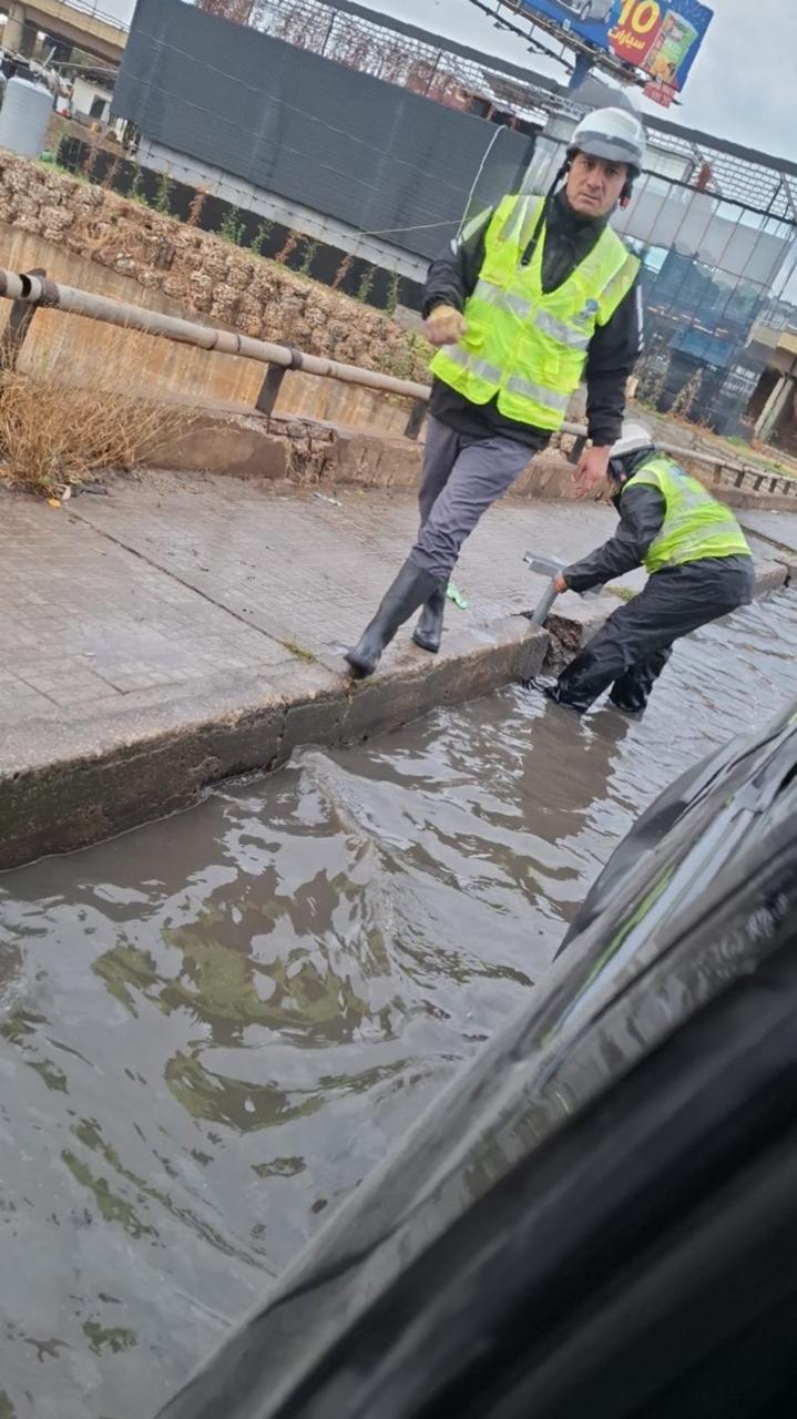 العالقون في برك المياه وطرقات البابا المزفّتة