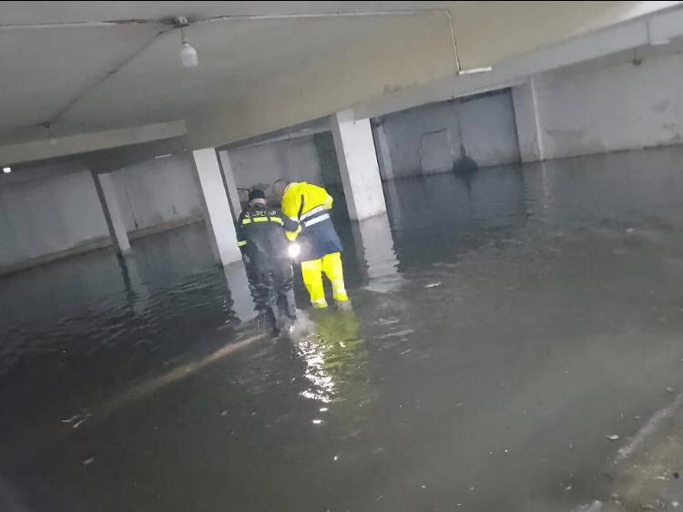 صورة توضيحية للمقال: طرق لبنان تغرق....بين بريق التجميل وواقع الإهمال