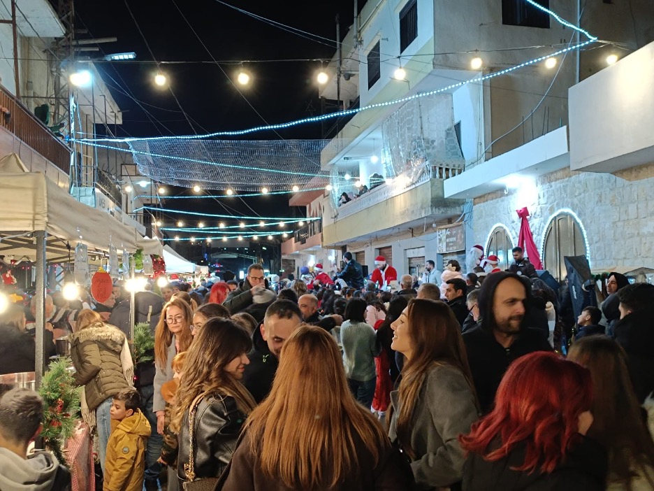 السوق الميلادي في القاع : حين ينتصر الفرح على القلق 