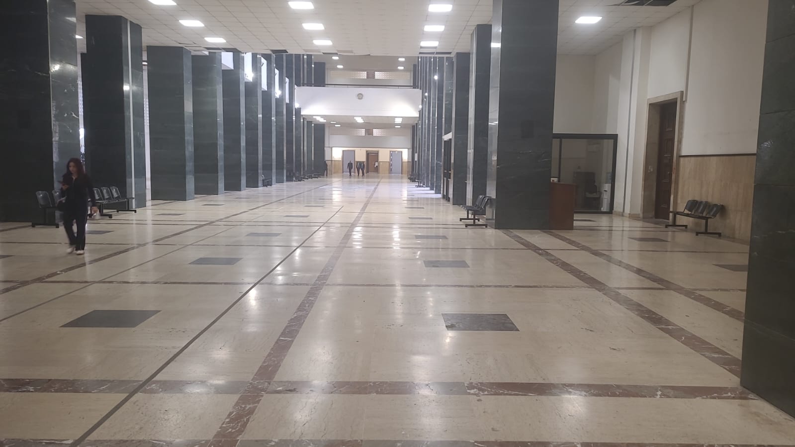 صورة توضيحية للمقال: إذا قيُّض لمساعد قضائيّ معتكف  الكلام فهذا ما يقوله