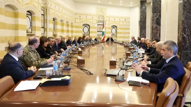 لبنان  يحظّر نشاط حزب الله العسكري