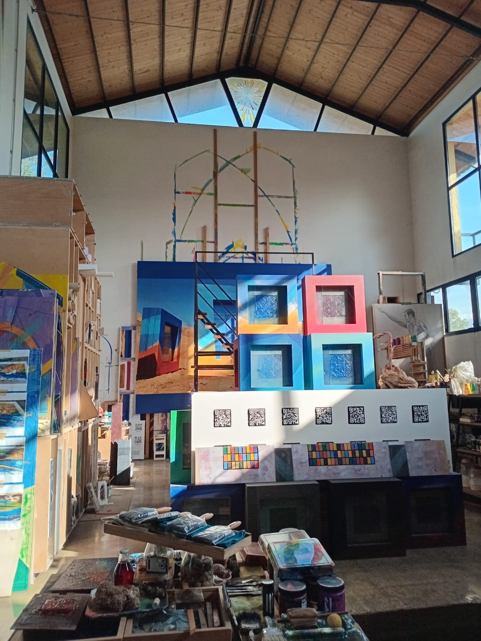 صورة توضيحية للمقال: سيرة اللون  والنور في مسيرة طوني العلم